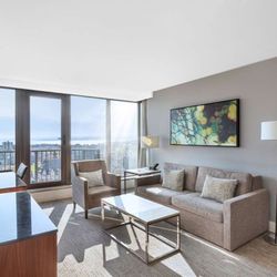 DoubleTree by Hilton Hotel & Suites Victoria - Guest room