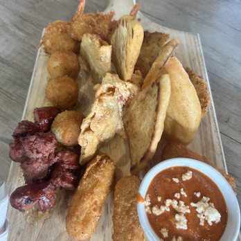 Hole 19 Craft Kitchen - Chef's Delight/Snack Plate - Sports Bars Near Me - Greensboro, North Carolina Hole 19 Craft Kitchen - Chef's Delight/Snack Plate - Sports Bars Near Me - Greensboro, North Carolina