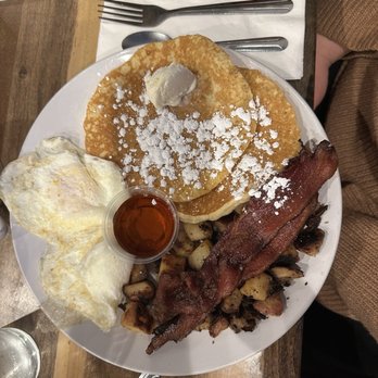 Ellie's Farmhouse - Breakfast & Brunch Near Me - Southington, Connecticut