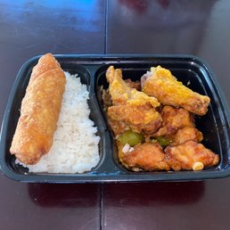 Lunch General Tso's Chicken w/ Fried Chicken Wings. Lunch General Tso's Chicken w/ Fried Chicken Wings.