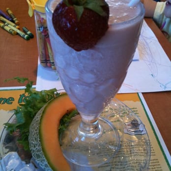 Cora's Breakfast & Lunch - Strawberry/Banana Smoothie - Breakfast & Brunch Near Me - Barrie, Ontario