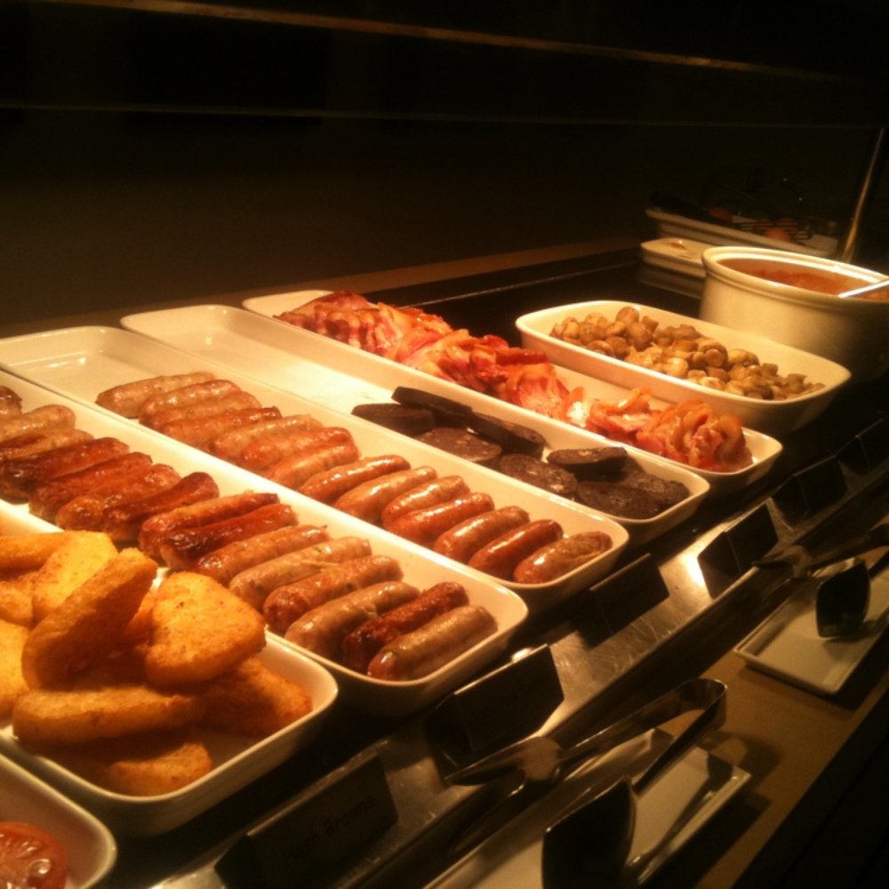 Holiday Inn Reading - Breakfast at Caprice's. Also, lots of bread, continental hams and cheeses, fruits, fruit juice etc... - Hotels Near Me - Wokingham, WOK
