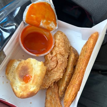 Krispy Krunchy Chicken - Best chicken stop in the valley, fresh warm. I love it. You got to try the biscuits. - Chicken Shop Near Me - Burbank, California
