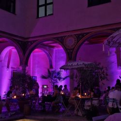 Damenhof - Cocktailbar Damenhof bei Nacht