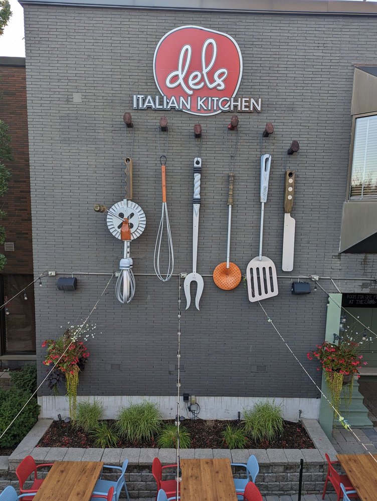 Del’s Italian Kitchen - Photo 2