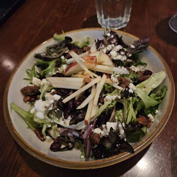 Duke's Tavern - Oak salad - Coffee & Tea Near Me - Amherst, New York