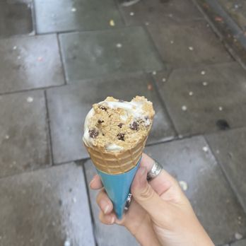 Udderlicious - Salted vanilla chocolate chip cookie dough - Ice Cream & Frozen Yogurt Near Me - London, XGL Udderlicious - Salted vanilla chocolate chip cookie dough - Ice Cream & Frozen Yogurt Near Me - London, XGL