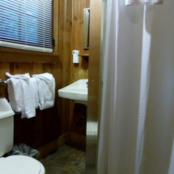 Lewis Mountain Cabins - Small bathroom but fully equipped with towels and hand soap, lotion, body soap and shampoo - Vacation Rentals Near Me - Stanardsville, Virginia