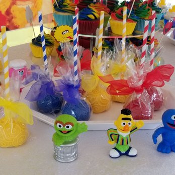 A Piece of Cake - Cake pops served double duty as decor and party favors - Cupcakes Near Me - Warwick, Rhode Island A Piece of Cake - Cake pops served double duty as decor and party favors - Cupcakes Near Me - Warwick, Rhode Island