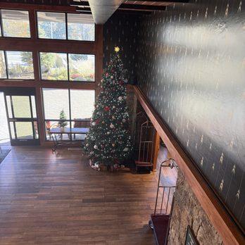 Wayfinder Bishop - Lobby view 12/12/25 - Hotels Near Me - Bishop, California