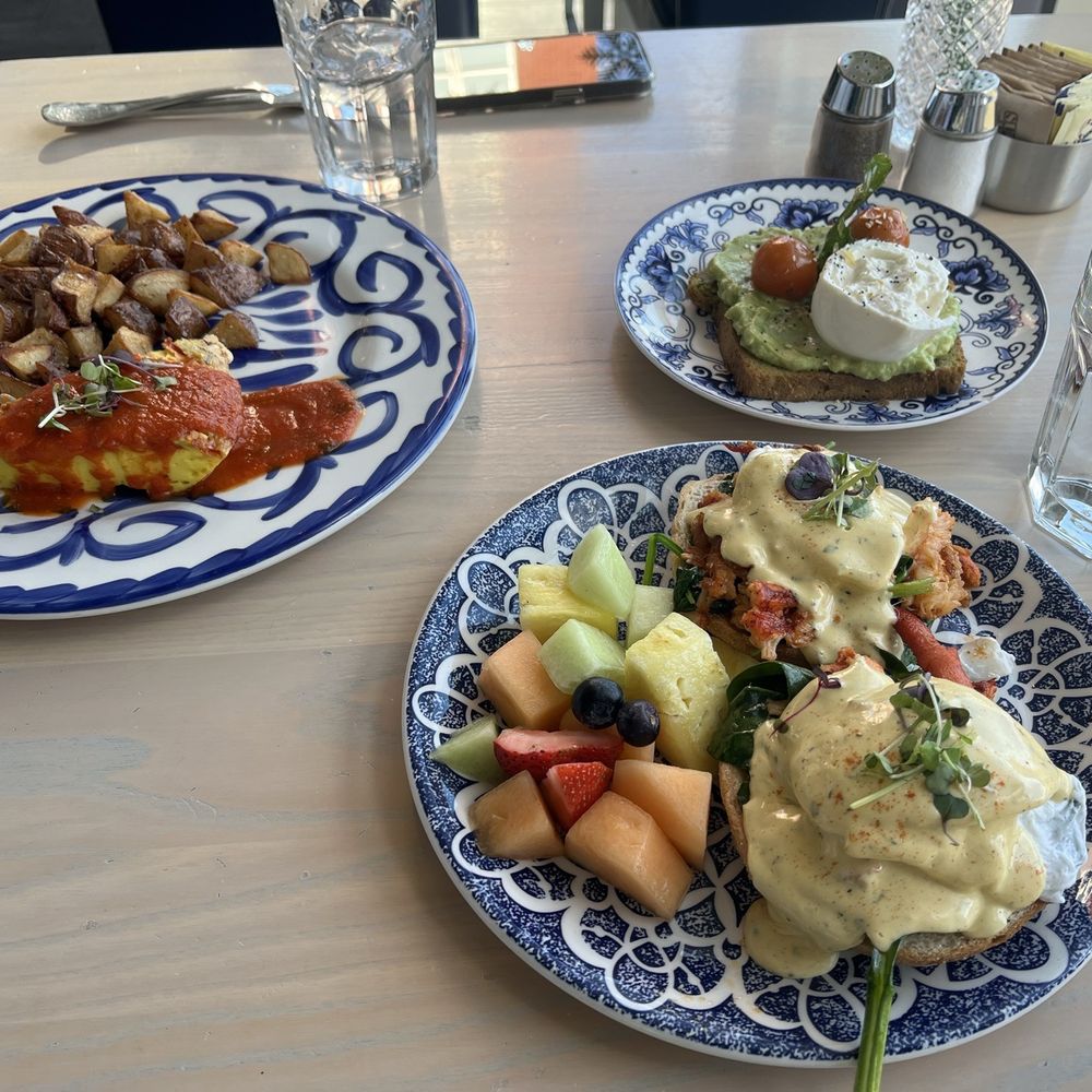 Hummingbird Bar & Kitchen - Avocado toast with burata Lobster Benedict with fruit Vegetable Frittata - New American Near Me - Alexandria, Virginia Hummingbird Bar & Kitchen - Avocado toast with burata Lobster Benedict with fruit Vegetable Frittata - New American Near Me - Alexandria, Virginia