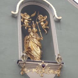 Kunst-im -Turm - Am Ostgiebel der spätgotischen Anbauten befindet sich in einer großen Nische eine goldene Marienfigur, in holz geschnitzt vom