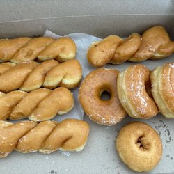 D's Doughnuts - Glazed donuts--so fresh and fluffy!