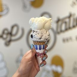 Double Scoop (~$6): Banana & Cookies n Cream flavors