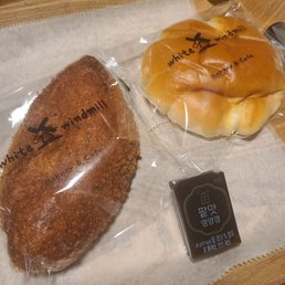 Curry bun and choux cream bun with jelly