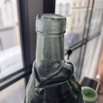 Pink Mamma - Chipped water bottle - Steakhouses Near Me - Paris, 75 Pink Mamma - Chipped water bottle - Steakhouses Near Me - Paris, 75