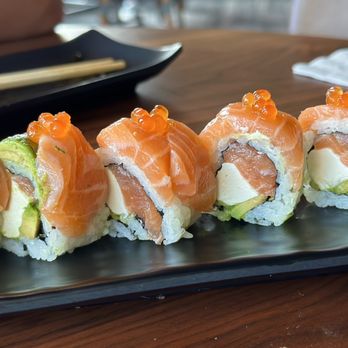 Kan Sushi - Salmon avocado roll - Sushi Bars Near Me - Honolulu, Hawaii Kan Sushi - Salmon avocado roll - Sushi Bars Near Me - Honolulu, Hawaii