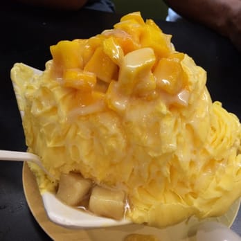 Class 302 Cafe - Mango shaved ice... Looks good but tastes just ok. I wish there are more mochi on the side, Ive counted it, there's only 4 - Taiwanese Near Me - Cerritos, California