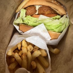 Main Burgers - Fish sandwich and fries