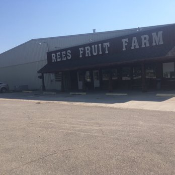 Rees Fruit Farm - Outside view of the store. - Fruits & Veggies Near Me - Topeka, Kansas