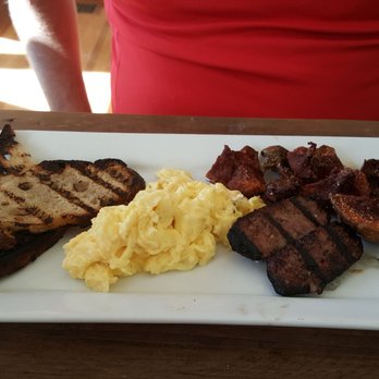 Black Walnut Inn & Vineyard - Farmhouse scramble - Bed & Breakfast Near Me - Dundee, Oregon