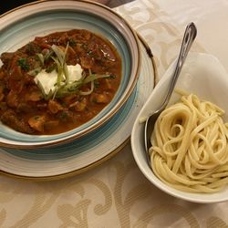 Restaurant Fritschi - Rindgeschnetzeltes Stroganoff mit Nudeln, Peperoni Champignons und Essiggurken: