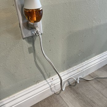 Simply Clean OC - There was 4 ladies cleaning and how can this be missed? - Home Cleaning Near Me - Irvine, California