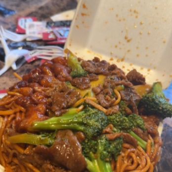 Ok Chinese - Combo b: chow mein, beef and broccoli, orange chicken. - Chinese Near Me - Van Nuys, California