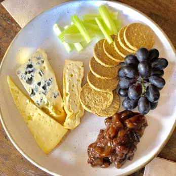 The Flying Stag - Scottish cheese plate - Pubs Near Me - Braemar, ABD