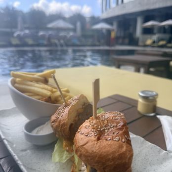 Conrad İstanbul Bosphorus - Hamburger by the hotel pool. - Hotels Near Me - Istanbul, 34 Conrad İstanbul Bosphorus - Hamburger by the hotel pool. - Hotels Near Me - Istanbul, 34