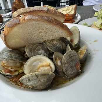 Hudson House River Inn - Clams - Bed & Breakfast Near Me - Cold Spring, New York