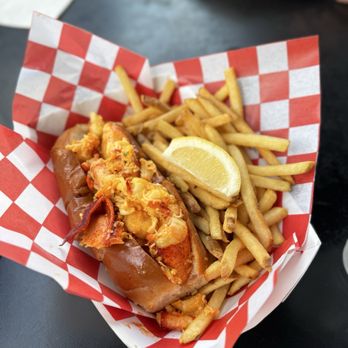 Yankee Lobster - Hot Buttered Lobster Roll - Seafood Markets Near Me - Boston, Massachusetts