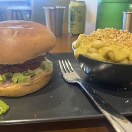 Big Matt Burger w/ Mac & cheese Big Matt Burger w/ Mac & cheese