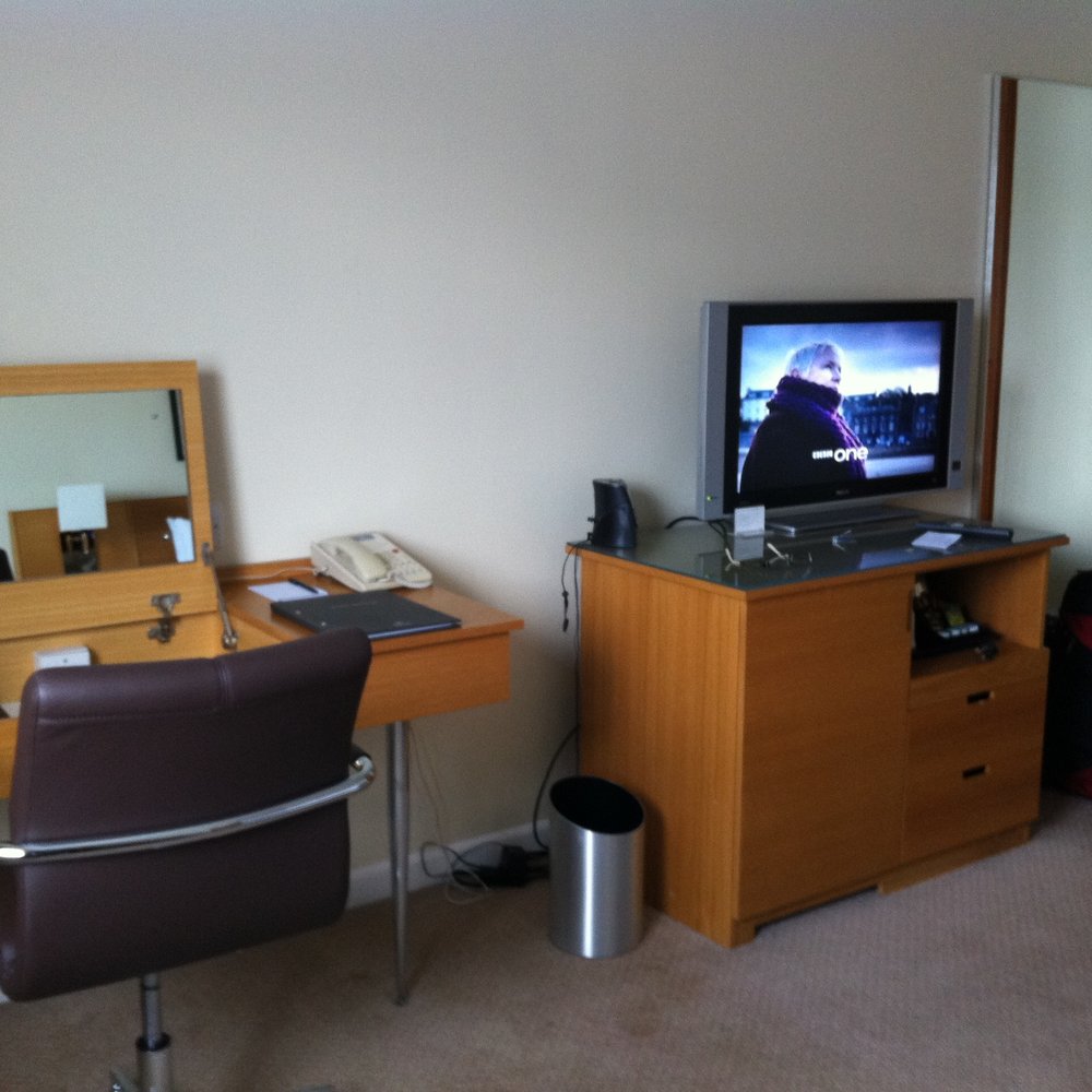 Hilton - TV, Desk/Vanity - Hotels Near Me - Watford, HRT