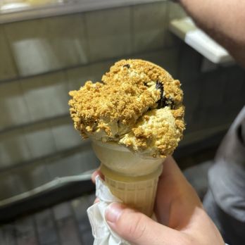 Gil & Bert's Ice Cream - S'mores with Graham Crackers - Ice Cream & Frozen Yogurt Near Me - Cranbury, New Jersey