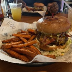 Vip Lounge - Great burgers!