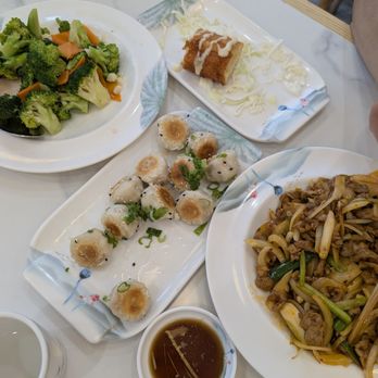 MY Dumpling - mini buns that are more than $1 each wth not worth - Chinese Near Me - San Mateo, California