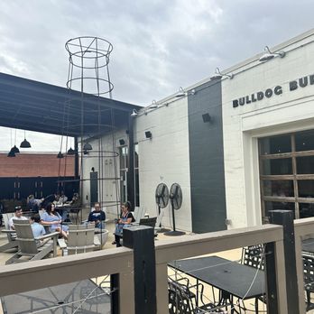 Bulldog Burger - Exterior seating - Burgers Near Me - Tupelo, Mississippi