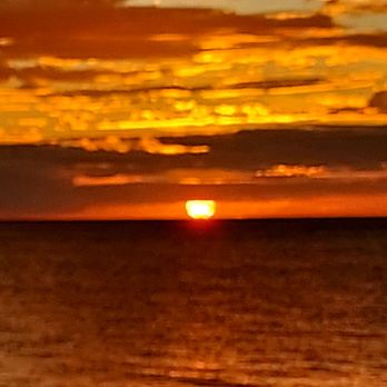 Castaway Cafe - Sunset at the cafe - American Near Me - Lahaina, Hawaii