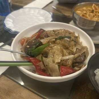 Daisy Mint - Drunken noodles - Thai Near Me - Pasadena, California