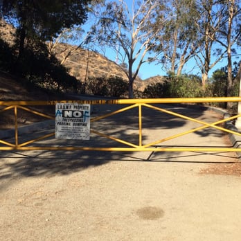 Cahuenga Peak - Entrance gate to start your hike - Hiking Near Me - Los Angeles, California Cahuenga Peak - Entrance gate to start your hike - Hiking Near Me - Los Angeles, California