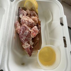 Shannon's Unshelled - Boothbay - Lobster roll