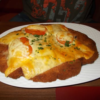 Louis - Schnitzel mit Käse und Tomaten überbacken - German Near Me - Berlin, BE Louis - Schnitzel mit Käse und Tomaten überbacken - German Near Me - Berlin, BE