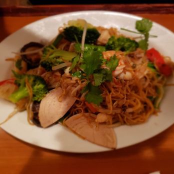 Saigon Noodles - Seafood combination egg noodle stir fry - Vietnamese Near Me - Madison, Wisconsin Saigon Noodles - Seafood combination egg noodle stir fry - Vietnamese Near Me - Madison, Wisconsin