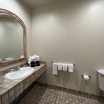 Vineyard Country Inn - Bathroom - Hotels Near Me - Saint Helena, California Vineyard Country Inn - Bathroom - Hotels Near Me - Saint Helena, California