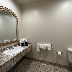 Vineyard Country Inn - Bathroom