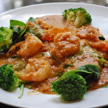 Indochine - Prah raam - peanut curry over fresh spinach served w/ white rice and steamed brocolli - Thai Near Me - Jacksonville, Florida Indochine - Prah raam - peanut curry over fresh spinach served w/ white rice and steamed brocolli - Thai Near Me - Jacksonville, Florida