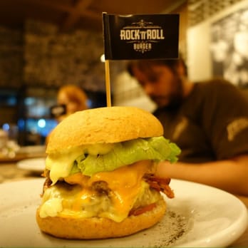 Rock 'n' Roll Burger - Fat Elvis e Fat Gabriel no fundo da foto. - Burgers Near Me - São Paulo, SP Rock 'n' Roll Burger - Fat Elvis e Fat Gabriel no fundo da foto. - Burgers Near Me - São Paulo, SP