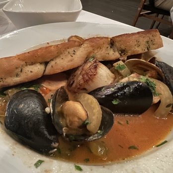 Fleetwood's on Front St - Cioppino - New American Near Me - Lahaina, Hawaii