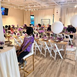 The Hive Events Studio - Open and airy. The tables and chairs were included. Tv was perfect for our slideshow.